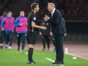 Mit dem Schiedsrichter nicht einverstanden: FCZ-Trainer Ludovic Magnin (re.) im Cup-Halbfinal gegen den FC Basel (Bild: KEYSTONE/MELANIE DUCHENE)