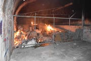 Im Vorraum des Bunkers brannten diverse Gegenstände. Untersuchungen ergaben Hinweise auf Brandstiftung. (Bilder: Kantonspolizei)