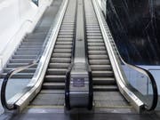 Der Lift- und Rolltreppenhersteller Schindler hat im ersten Quartal zwar mehr Umsatz eingefahren, aber weniger Gewinn erzielt. (Bild: KEYSTONE/GAETAN BALLY)