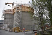 Der Bau der neuen Faultürmen schreitet voran. Bis zur geplanten Inbetriebnahme im Januar 2020 sind aber noch viele aufwändige und anspruchsvolle Arbeiten zu leisten, damit sie alle Vorschriften und technischen Anforderungen erfüllen können. (Bild: Thomas Schwizer)