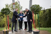 Die Gemeindepräsidenten Roger Hochreutener und Katharina Zwicker (hinten) sowie die Regierungsräte Marc Mächler (vorne links) und Dölf Biasotto bei der Einweihungszeremonie der Hängebrücke über das Mattenbachtobel. (Bilder: Adriana Ortiz Cardozo)