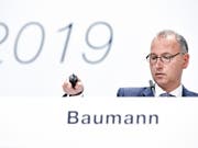 Die Anteilseigner von Bayer haben der Führung des Pharma- und Agrarchemiekonzerns um Konzernchef Werner Baumann am Freitag einen historischen Denkzettel verpasst. (Bild: KEYSTONE/EPA/SASCHA STEINBACH)