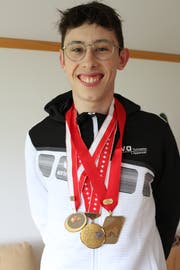 Nicolas Pracht mit seinen Lieblingsmedaillen, darunter Bronze von der Hallen-Schweizer-Meisterschaft. (Bild: Yann Lengacher)