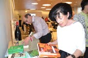 Die Mitglieder des HHVW schmökern im Jahrbuch 2018 und stöbern auf dem Büchertisch. (Bilder: Adi Lippuner)