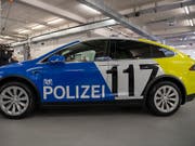 Jetzt verlassen sie die Garage: Die Basler Polizei nimmt am Wochenende ihre ersten Teslas als neue Alarmpikett-Fahrzeuge in Betrieb. (KEYSTONE/Georgios Kefalas) (Bild: KEYSTONE/GEORGIOS KEFALAS)