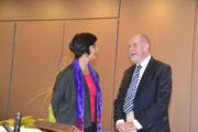 Angeregte Diskussion zwischen Präsidentin Susanne Keller-Giger und dem Referenten Jörg Stähli.