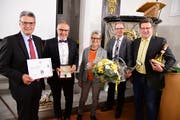 Othmar Schmid und seine Frau erhalten Abschiedsgeschenke. (Bild: Werner Lenzin)