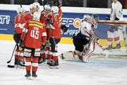 Nico Hischier (hinten) wird zu seinem Tor zum 4:0 beglückwünscht. Bild: Salvatore Di Nolfi/Keystone (Siders, 26. April 2019)