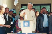 Nelson Mandela gibt am 27. April 1994 in Oshlange bei den ersten freien Wahlen seine Stimme ab. (Bild: Walter Dhladhla/AFP)