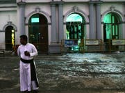 Bild der Zerstörung: Ein katholischer Priester vor der St. Anthony's Church in Colombo. (Bild: KEYSTONE/AP/MANISH SWARUP)