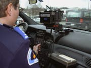 Mit mehr als Tempo 100 statt der erlaubten 50 km/h hat die Tessiner Kantonspolizei bei einer Geschwindigkeitskontrolle in Brissago TI einen Motorradfahrer erwischt. (Bild: KEYSTONE/MARTIAL TREZZINI)