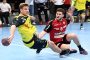 Völlig am Anschlag: St.Otmars Kreisläufer Tobias Wetzel (links) gegen den Berner Tobias Baumgartern. (Bild: Urs Lindt/freshfocus)