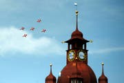 Eine Formation der Patrouille Suisse über dem Rathaus in Luzern. Solche Bilder möchte der Luzerner Stadtrat nicht mehr sehen. (Bild: Pius Amrein, 27. April 2012)