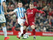 Es ist ein seltenes Bild geworden: Xherdan Shaqiri im Tenü von Liverpool und im Einsatz. Hier gegen Jonathan Hogg von Huddersfield Town. (Bild: KEYSTONE/AP/JON SUPER)