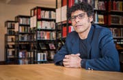 Der Schriftsteller Usama Al Shahmani in der Kantonsbibliothek in Frauenfeld.