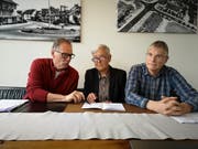 Peter Gysler, Susanne Dschulnigg und Walter Studer studieren die Zahlen zur Botschaft. (Bild: Martina Eggenberger)