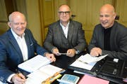 Finanzchef Christian Schwarz, Schulpräsident Andreas Wirth und Markus Herzog, Leiter Betrieb, mit Unterlagen. (Bild: Mathias Frei)