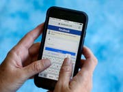 Womöglich E-Mail-Kontakte von 1,5 Millionen Nutzern unabsichtlich hochgeladen: Facebook machte vergangene Woche eine unerlaubte Speicherung von Nutzerdaten öffentlich. (Bild: KEYSTONE/AP/WILFREDO LEE)