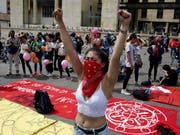 Protestierende am Donnerstag in Bogota. (Bild: KEYSTONE/EPA EFE/LEONARDO MUNOZ)