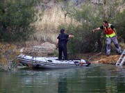 Auf der Suche nach weiteren Opfern des Serienmörders: Ermittler auf einem der Baggerseen südwestlich der Hauptstadt Nikosia auf Zypern. (Bild: KEYSTONE/EPA/KATIA CHRISTODOULOU)
