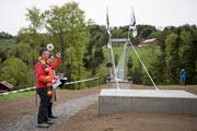 Die Pfarrer Eugen Werli und Carlos Ferrer sprechen den Segen für die Brücke.