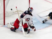 Das entscheidende Tor im Boston Garden: Columbus' Torhüter Sergej Bobrowski hat das Nachsehen (Bild: KEYSTONE/AP/CHARLES KRUPA)