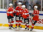 In Feststimmung: Der Walliser Nico Hischier (2. v. li.) feiert mit seinen Teamkollegen eines seiner drei Tore in Siders gegen Frankreich (Bild: KEYSTONE/SALVATORE DI NOLFI)