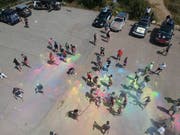 Auf einem Parkplatz auf Sardinien kam es zu einer Farbenschlacht. Die Toggenburger Trophy-Teilnehmer hatten dabei viel Spass. (Bild: PD)