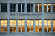 Die Zentral- und Hochschulbibliothek (ZHB) Luzern beim Vögeligärtli. (Bild: Dominik Wunderli)