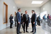 Heinz Keller, abtretender Verwaltungsratspräsident der Stanserhornbahn (Mitte), mit Nachfolger André Britschgi (rechts) und dem neuen Verwaltungsrat Lukas Arnold. (Bild: Philipp Unterschütz (Stans, 26. April 2019))