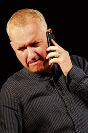 Simon Enzler gibt sich im Zeltainer ganz zeitgemäss und hat fast pausenlos das Handy am Ohr. (Bild: Rudolf Steiner)
