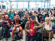Wegen des Pilotenstreiks bei SAS gestrandete Passagiere am Freitag in Oslo. (Bild: KEYSTONE/AP NTB Scanpix/OLE BERG-RUSTEN)