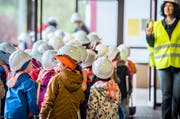 Die Isliker Schulkinder marschieren zum Spatenstich für die neue Dreifachturnhalle auf. (Bild: Andrea Stalder, 24. Oktober 2018)
