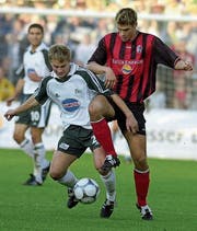 Mittelfeldspieler Stephan Oberli (links) im Uefacup im Zweikampf mit Sebastian Kehl vom SC Freiburg, beobachtet von Ionel Gane. (Bild: Walter Bieri/Keystone, Stadion Hardturm in Zürich, 1. November 2001)