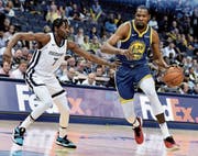 Einer der Superstars bei den Golden State Warriors: Kevin Durant (rechts). (Bild: Brandon Dill/AP)