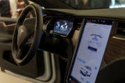 Das Innere des Teslas. (Bild: KEYSTONE/Georgios Kefalas, 6. Dezember 2018)