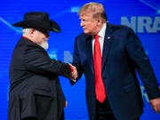 Tastet das Recht auf Waffenbesitz nicht an: US-Präsident Donald Trump in Indianapolis bei der National Rifle Association (NRA). (Bild: KEYSTONE/EPA/TANNEN MAURY)