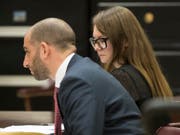 Geschickte Lügen und selbstbewusstes Auftreten: Die Hochstaplerin Anna Sorokin (im Bild mit ihrem Anwalt) wurde in New York wegen Diebstahls für schuldig befunden. (Bild: KEYSTONE/AP/MARY ALTAFFER)