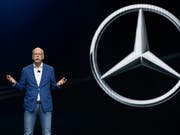 Daimler-Chef Dieter Zetsche muss erneut einen deutlichen Gewinnrückgang im ersten Quartal verkünden. (Bild: KEYSTONE/EPA/IAN LANGSDON)