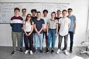 Die erfolgreichen Nidwaldner: Auf Rang 2 (hinten, von links) kamen David Blättler, Noa Portmann, Neal Portmann, Martin Zumbühl, Ramon Züsli. Auf Rang 7 (vorne, von links) kamen Robin Näpflin, Seraina Gamma, David Leo Tanner, Chiara Buonomo und Benjamin Blöchliger. (Bild: PD)
