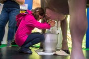 Malea Bachmann übt sich im Melken. Bilder: Dominik Wunderli (Luzern, 26. April 2019)