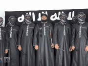 Ein Bild der Amaq, der Nachrichtenagentur der Terrororganisation Islamischer Staat, zeigt in der Mitte Zahran Hashmi, den mutmasslichen Anführer der Selbstmordattentäter an Ostern in Sri Lanka. (Bild: KEYSTONE/AP Aamaq news agency)
