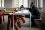 Bewohner schlagen im Aufenthaltsraum die Zeit tot.