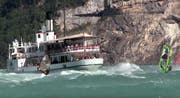 Ein Dampfschiff der SGV im Kampf gegen die Wellen. (Bild: Bote der Urschweiz)