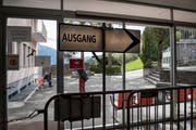 Da geht's zum Ausgang: Die Bewohner von Vilters sollen zur Ausreise bewogen werden. (Bilder: Adriana Ortiz Cardozo)