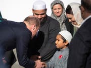 Der britische Prinz William grüsst einen jungen Muslimen beim Besuch der Al-Noor-Moschee in der neuseeländischen Stadt Christchurch. (Bild: KEYSTONE/AP Pool Fairfax/JOSEPH JOHNSON)