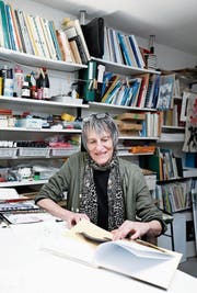 Die Illustratorin und Autorin Mónica Verena Keusch in ihrem Atelier in Oberwil. (Bild: Stefan Kaiser, 24. April 2019)