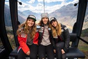 Sie freuen sich über ihren Kaderstatus bei Swiss Ski; von links: Leoni Zopp, Aline Danioth und Eliane Christen. (Bild: PD)