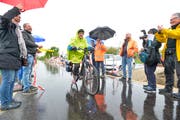 Die erste Velofahrerin auf dem sanierten und ausgebauten Radweg. (Bild: Donato Caspari)