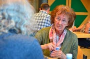 Konzentration im Seeparksaal-Foyer: Arbon nominiert seine besten Trümpfe für den Donnschitg-Jass. (Bild: Max Eichenberger)